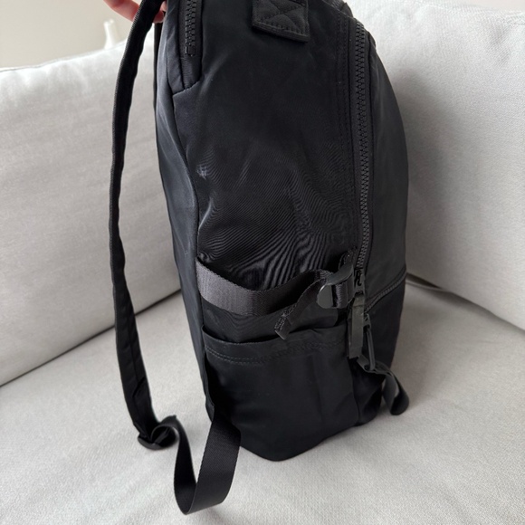Lululemon New Crew Backpack 22L | Black 22L Lululemon Logo Backpack - Picture 10 of 14
